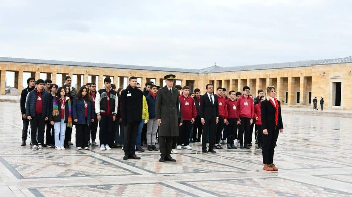 Okulumuz Öğretmen ve Öğrencileri Anıtkabir’de Mustafa Kemal Atatürk’ün Mozolesine Çelenk Bıraktı