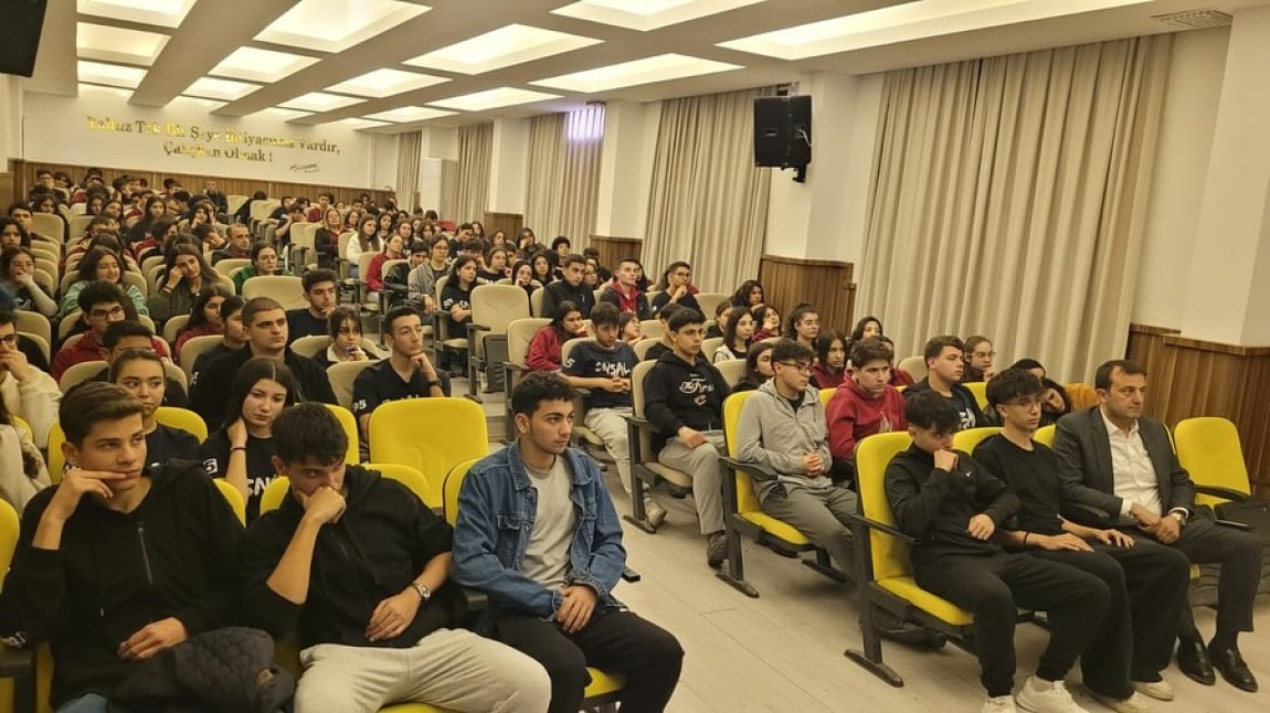 İbn Haldun Üniversitesi Tanıtım Uzmanı Eren Etirli Üniversite Tanıtımı Gerçekleştirdi