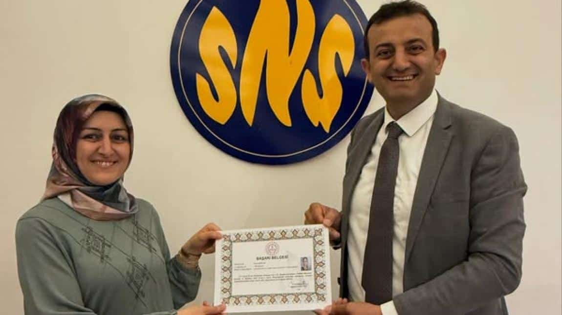 Öğretmenlerimize Başarı Belgesi Takdimi